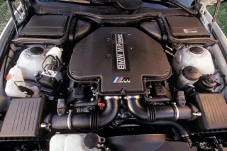 Silnik S62 z M5 E39 – pięciolitrowe V8, osiem osobnych przepustnic i 400 KM. Reszta gamy E39 jeździ na czterech innych rodzinach jednostek.