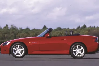 Profil pierwszego AP1: długa maska, kabina cofnięta nad tylną oś, klasyczny przepis na roadster z napędem na tył. Sylwetka, która nie zestarzała się ani o rok.