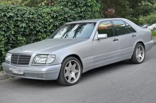 Zadbany W140 potrafi dziś wyglądać jak nowy — pod warunkiem, że poprzedni właściciel traktował go jak Klasę S, a nie jak auto robocze. Ten egzemplarz stoi na nieoryginalnych felgach w stylu AMG.