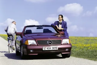 Youngtimer-Sonderpräsentation Mercedesa — SL 500 R129 jako klasyk wśród klasyków. W 2026 roku, gdy wszystkie roczniki spełniają wiekowy próg żółtych tablic, ten obraz przestaje być wizją marketingową. Staje się stanem prawnym.