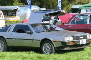 DeLorean DMC-12 z rocznika 1981 z jednym skrzydłem uniesionym w górę. Nielakierowana stal nierdzewna i drzwi otwierane jak u mewy – dokładnie ten obraz kazał twórcom „Powrotu do przyszłości" wybrać właśnie to auto. DeLorean DMC-12 z rocznika 1981 z jednym skrzydłem uniesionym w górę. Nielakierowana stal nierdzewna i drzwi otwierane jak u mewy – dokładnie ten obraz kazał twórcom „Powrotu do przyszłości" wybrać właśnie to auto.