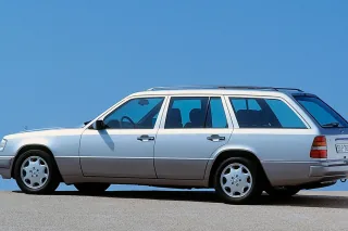 Kombi S124 z 1993 roku — wersja E280, czyli dokładnie to wcielenie 124, które najlepiej pasuje do roli codziennego konia roboczego. Tę samą sylwetkę widuje się dziś pod marketami i na podjazdach domów jednorodzinnych, trzydzieści lat po premierze. Auto, k