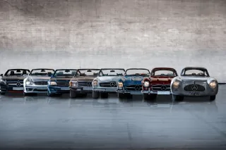 Rodzina SL od wyścigowego 300 SL z 1952 roku po R230 z początku XXI wieku — R129 stoi tu między długowiecznym R107 a erą składanego twardego dachu.