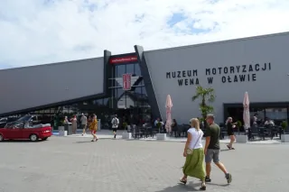 Hala Muzeum Motoryzacji WENA w Oławie — jedna z największych kolekcji samochodów w Polsce.