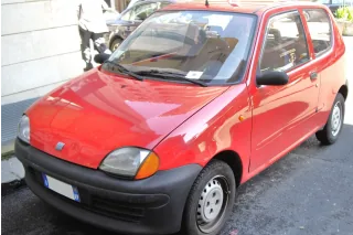 Przez cztery lata, od 1999 do 2002 roku, żaden nowy samochód nie sprzedawał się w Polsce lepiej niż Seicento. Czerwień na osiedlowym parkingu stała się znakiem przełomu wieków.