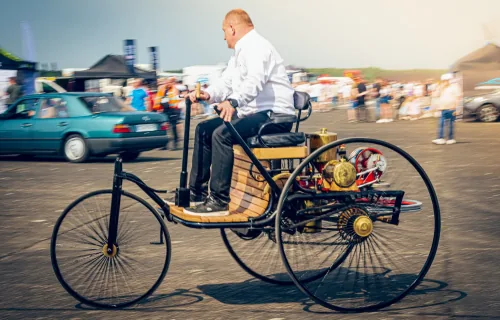 Replika Benz Patent-Motorwagen — pierwowzoru samochodu z 1886 roku. W Toruniu jechała o własnych siłach, mijając auta o ponad sto lat młodsze.
