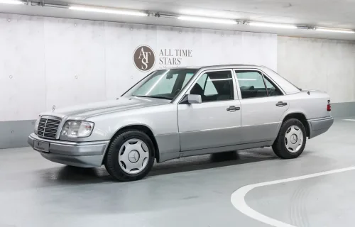 Cała rodzina 124 ustawiona w studio do jednego kadru — sedan, kombi, coupé i kabriolet pod wspólną, rozpoznawalną linią. Zdjęcie powstało w 1995 roku, gdy sedan kończył już żywot na taśmie, a kabriolet miał zostać w produkcji jeszcze dwa lata. Ćwierć wiek