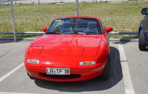 Pierwsza generacja MX-5 z przełomu lat 80. i 90. i jej znak firmowy — chowane reflektory, które wysuwały się z maski dopiero po zmroku. To od tego lekkiego auta zaczął się najlepiej sprzedający się roadster świata.