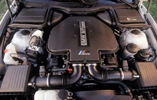Silnik S62 z M5 E39 — pięciolitrowe V8, osiem osobnych przepustnic i 400 KM. Reszta gamy E39 jeździ na czterech innych rodzinach jednostek.