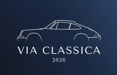 Minimalistyczna ilustracja eventowa VIA Classica 2026 — sylwetka klasycznego samochodu sportowego na ciemnym tle z nazwą wydarzenia