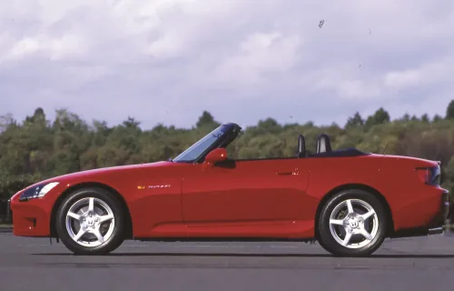 Profil pierwszego AP1: długa maska, kabina cofnięta nad tylną oś, klasyczny przepis na roadster z napędem na tył. Sylwetka, która nie zestarzała się ani o rok.