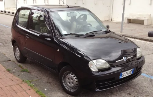 Jeżdżące Seicento kupisz dziś za 2000–6000 złotych — mniej niż niejeden rower elektryczny. Mechanika jest tania i naprawialna domowym sposobem. O wartości egzemplarza decyduje stan blachy.