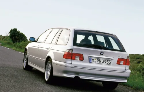 BMW 5 Series Touring E39 od tyłu — kombi weszło do gamy późno, w 1997 roku, i zeszło z niej najpóźniej, bo rok po sedanie.