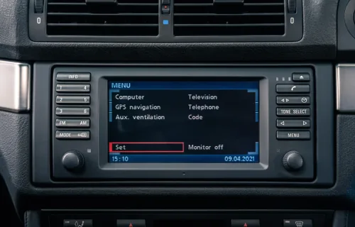 M5 E39 w brytyjskiej zieleni na torze Goodwood — auto, które w 1998 roku ustawiło nowy punkt odniesienia dla szybkich sedanów.