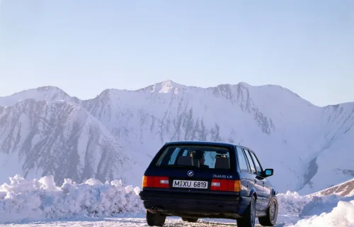 Napęd na cztery koła BMW pokazało w kombi od razu na premierze — 325iX Touring stanął we Frankfurcie obok 320i, 324td i 325i. Wersja z 4×4 ważyła 1370 kg według katalogów technicznych epoki, o sto kilogramów więcej niż 325i z tym samym silnikiem.
