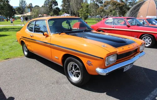 Ford Capri Mk1 w topowej odmianie 3000 — pierwsza generacja z lat 1969–1974. Długa maska, krótki tył i wcięcie na bokach: przepis żywcem przeniesiony z Mustanga. Tak zaczął się europejski bestseller.