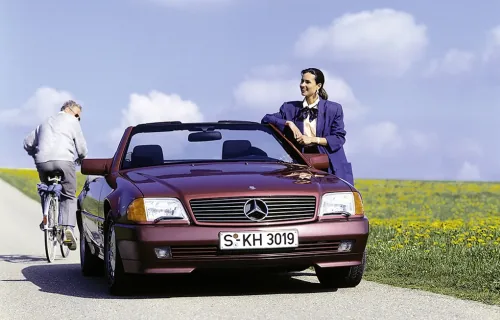 Youngtimer-Sonderpräsentation Mercedesa — SL 500 R129 jako klasyk wśród klasyków. W 2026 roku, gdy wszystkie roczniki spełniają wiekowy próg żółtych tablic, ten obraz przestaje być wizją marketingową. Staje się stanem prawnym.