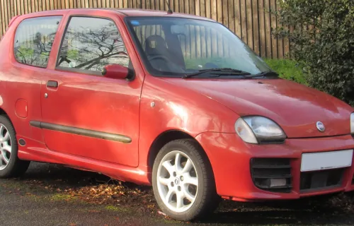 Edycję Sporting Michael Schumacher Fiat wypuścił na przełomie 2000 i 2001 roku, żeby uczcić pierwszy tytuł mistrza świata Niemca dla Ferrari. Czerwień była tu obowiązkowa — barwy Scuderii nie znosiły kompromisu.