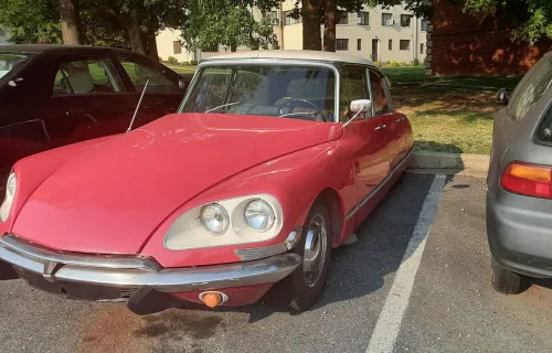 Twarz bogini, od ktorej w 1955 roku cofnal sie tlum na paryskim salonie: nisko schodzaca maska bez kratki i cztery reflektory po liftingu z 1967 roku. Ten czerwony egzemplarz to wersja na rynek amerykanski.