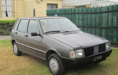 Fiat Uno pierwszej serii — wysokie, kanciaste nadwozie, ktore Giugiaro zaprojektowal pod maksimum przestrzeni. Auto dla milionow, nie dla wybranych.