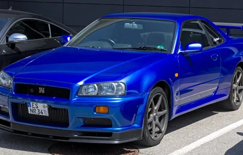 R34 GT-R na niemieckich tablicach. Dla polskiego kupującego to różnica zasadnicza: auto zarejestrowane wcześniej w państwie Unii wchodzi w wyjątek dopuszczający kierownicę po prawej, przywiezione prosto z Japonii — nie.