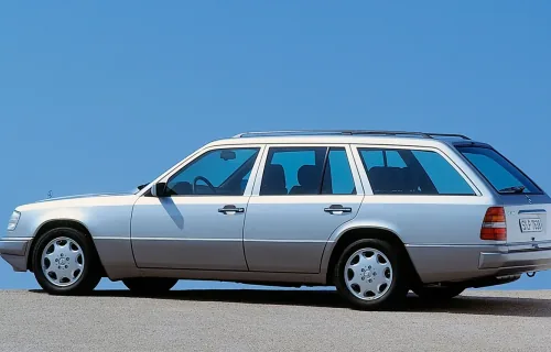 Kombi S124 z 1993 roku — wersja E280, czyli dokładnie to wcielenie 124, które najlepiej pasuje do roli codziennego konia roboczego. Tę samą sylwetkę widuje się dziś pod marketami i na podjazdach domów jednorodzinnych, trzydzieści lat po premierze. Auto, k