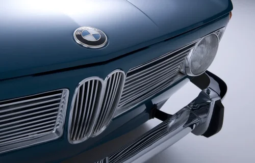 Wąskie nerki BMW Neue Klasse — element dodany na życzenie Herberta Quandta, który stał się tożsamością marki na następne 64 lata