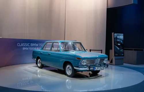 BMW 1500 na wystawie BMW Classic. Rejestracja M-FF 1963 H zdradza rocznik — jeden z pierwszych egzemplarzy