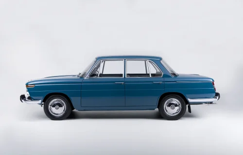 BMW 1500 Neue Klasse z profilu — tu najlepiej widać zagięcie Hofmeistra przy słupku C