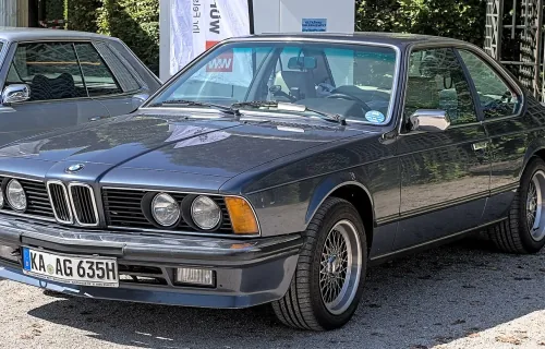 Grafitowe 635CSi na zlocie Classic-Gala w Schwetzingen. To wersja, która odpowiada za większość sprzedaży E24 — i najczęściej trafia dziś na giełdy.