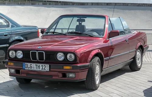 Po opuszczeniu dachu nad kabiną nie zostaje nic — BMW usunęło w cabrio słupki B i C powyżej linii drzwi. Za tę sylwetkę auto zapłaciło masą wyższą o ok. 110 kg od odpowiadającego mu sedana.