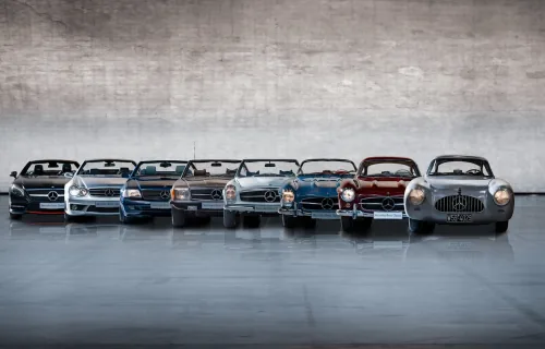 Rodzina SL od wyścigowego 300 SL z 1952 roku po R230 z początku XXI wieku — R129 stoi tu między długowiecznym R107 a erą składanego twardego dachu.
