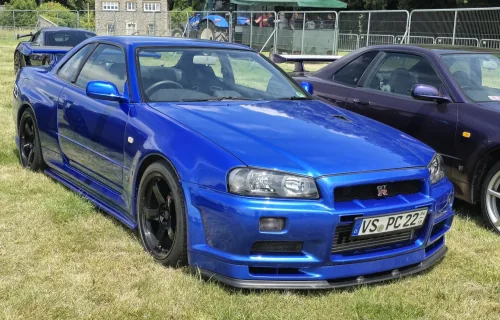 Zlotowa ekspozycja pokazuje skalę zjawiska. GT-R-ów w nadwoziu BNR34 powstało 11 578 przy 64 623 egzemplarzach całej gamy R34; reszta jeździła na tylną oś, z jedną turbiną albo bez doładowania.
