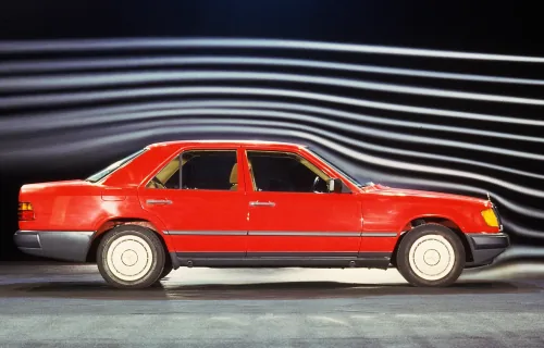 Sedan 124 w tunelu aerodynamicznym, 1984. To tutaj spokojna bryła Sacco przestawała być kwestią gustu, a stawała się fizyką — strugi powietrza zdradzały, czy nadwozie naprawdę jest tak śliskie, jak miało być. Wynik: współczynnik oporu w okolicach 0,28, le