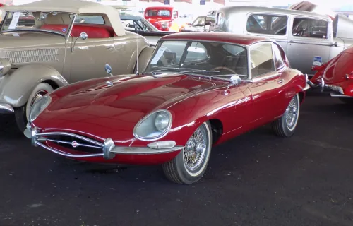 Jaguar E-Type Series 1 z reflektorami schowanymi za szklanymi osłonami — sylwetka, która w 1961 roku zatrzymała dziennikarzy przy barierce.