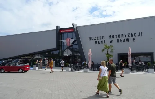 Hala Muzeum Motoryzacji WENA w Oławie — jedna z największych kolekcji samochodów w Polsce.
