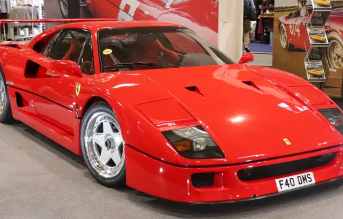 Ferrari F40 od przodu: niska, szeroka, z wlotami wyciętymi w kompozytowym nosie. Pininfarina nie rysowała tu piękna dla piękna — każdy otwór chłodzi albo dociska. Trzydzieści lat później wciąż wygląda groźnie.