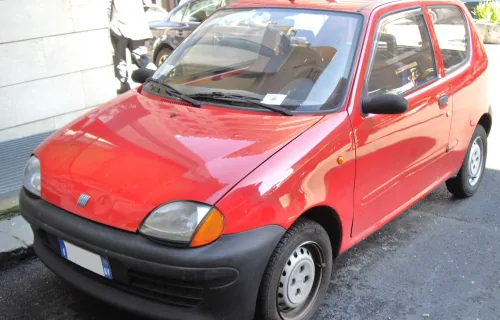 Przez cztery lata, od 1999 do 2002 roku, żaden nowy samochód nie sprzedawał się w Polsce lepiej niż Seicento. Czerwień na osiedlowym parkingu stała się znakiem przełomu wieków.