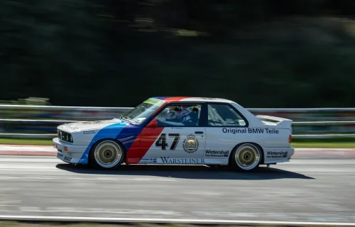 M3 w barwach Warsteinera wraca na tor Nürburgringu podczas pokazu BMW Group Classic we wrześniu 2023 roku. Wersja wyścigowa była celem całego przedsięwzięcia — pięć tysięcy aut na drogę powstało po to, żeby ta mogła wystartować.