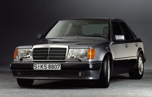 500E z 1990 roku — najszybszy i najbardziej mityczny z całej rodziny 124, sedan, który osiągi miał supersamochodu, a temperament zabójcy w garniturze. To wokół takich egzemplarzy narosła połowa legend, które prostujemy w tym tekście. Wygląda jak każdy inn