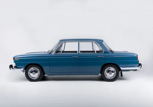 BMW 1500 Neue Klasse z profilu — tu najlepiej widać zagięcie Hofmeistra przy słupku C