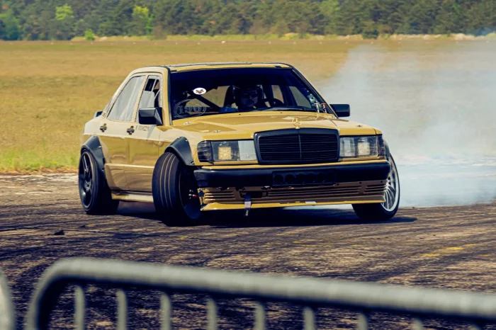 Strefa driftu: Mercedes 190 (W201) puszcza dym na pasie startowym. Drift Taxi woziło publiczność na prawym fotelu.