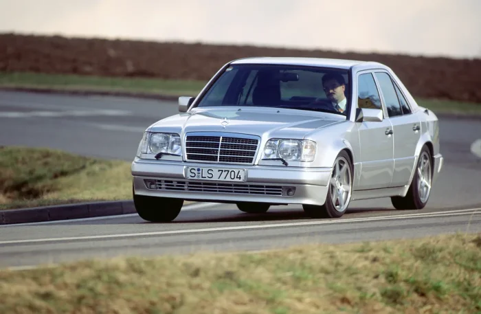 E500 Limited z 1994 roku w ruchu. Auto, które w salonie kosztowało fortunę, a na drodze nie obiecywało niczego — aż do momentu, gdy kierowca naciskał gaz. Dziś każdy taki egzemplarz, który zachował świeżą wiązkę i kompletną dokumentację, wart jest na rynk