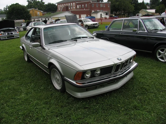 M635CSi z dyskretną literą M w atrapie. Z zewnątrz od zwykłej Szóstki odróżniają ją głównie spojler i felgi — cała rewolucja siedzi pod maską.