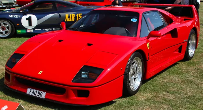 Egzemplarz z początku lat 90., jednego z ostatnich roczników produkcji. Ferrari planowało 400 sztuk, zbudowało 1315 — popyt nie chciał zgasnąć.