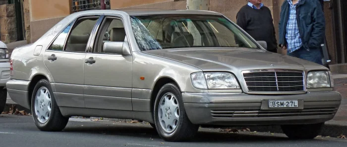 S 320 po liftingu z 1994 roku: zderzaki w kolorze nadwozia i smuklejsza atrapa odjęły autu optycznie kilkadziesiąt kilogramów. To wersję po MOPF uważa się dziś za ładniejszą.