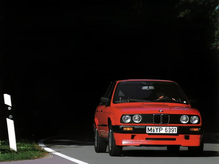 E30 po facelifcie z 1987 roku: plastikowe zderzaki zamiast chromu i nowa rodzina silników M40 pod maską. Tak wyglądała trójka drugiej połowy produkcji.