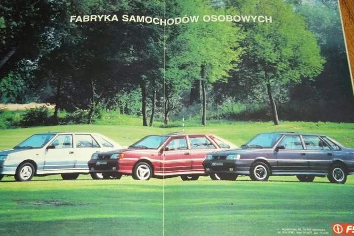 Rozkładówka fabrycznego folderu z lat 90.: gama Polonezów Caro. Po liftingu sprzedaż skoczyła z 40 tysięcy aut w 1991 roku do ponad 100 tysięcy w 1994.