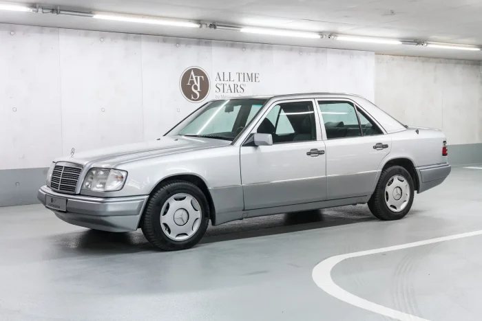 Cała rodzina 124 ustawiona w studio do jednego kadru — sedan, kombi, coupé i kabriolet pod wspólną, rozpoznawalną linią. Zdjęcie powstało w 1995 roku, gdy sedan kończył już żywot na taśmie, a kabriolet miał zostać w produkcji jeszcze dwa lata. Ćwierć wiek