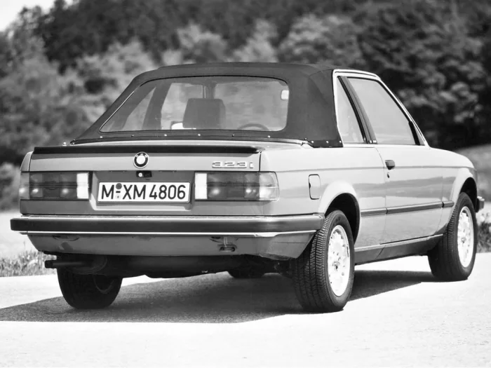 Zanim BMW zbudowało własne cabrio, otwarte trójki składał Baur w hali pod Stuttgartem. TopCabriolet zamawiało się u dealera BMW jak każdą inną pozycję z cennika, z fabryczną gwarancją w komplecie.